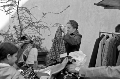 853666 Afbeelding van de rommelmarkt in de Waterstraat te Utrecht.